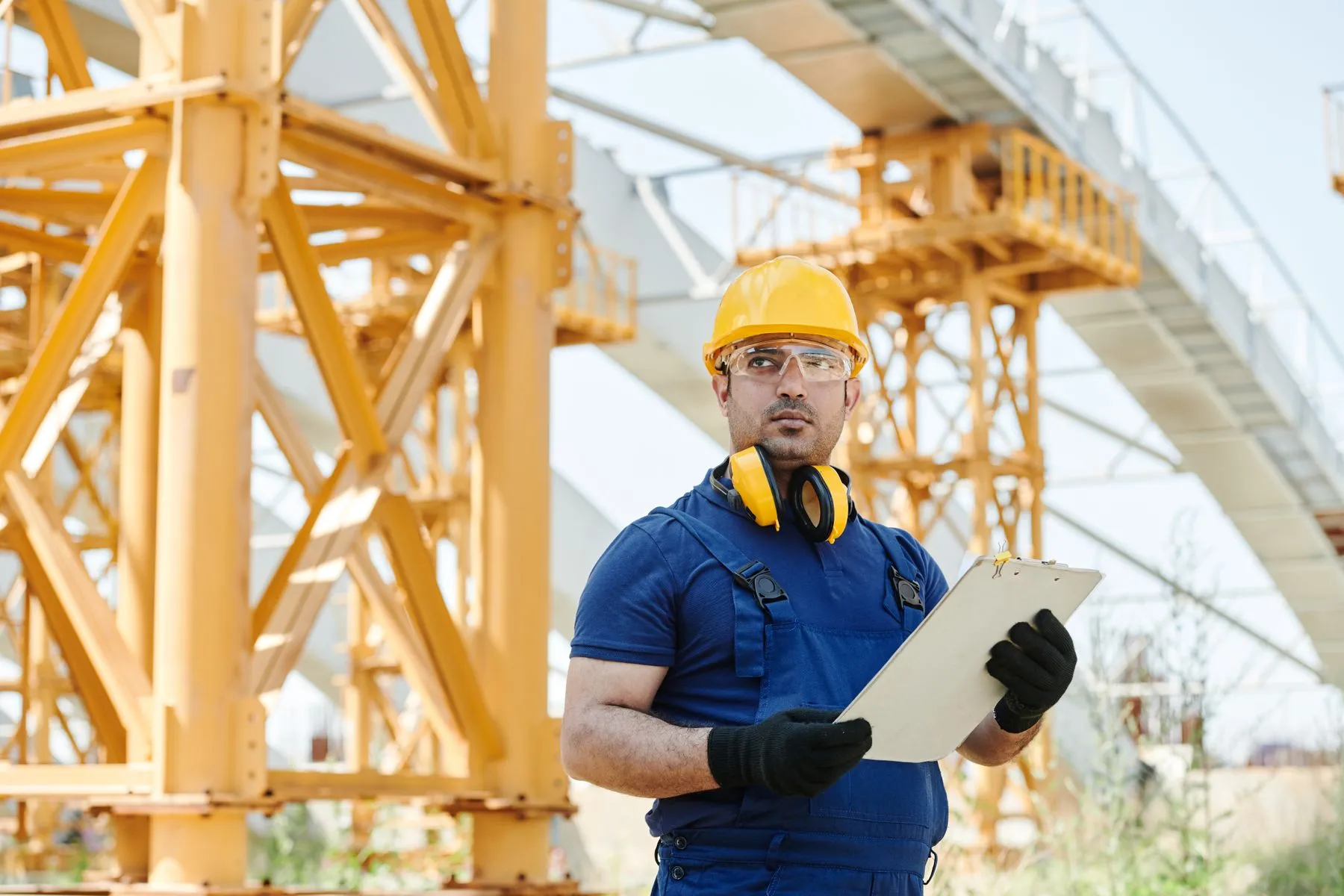 Técnico con casco tomando notas en un informe