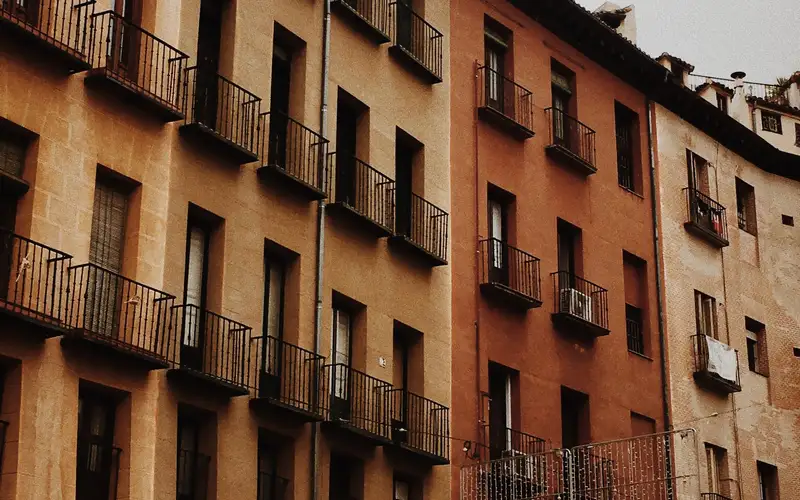 Calle de Madrid con edificios residenciales de varias plantas