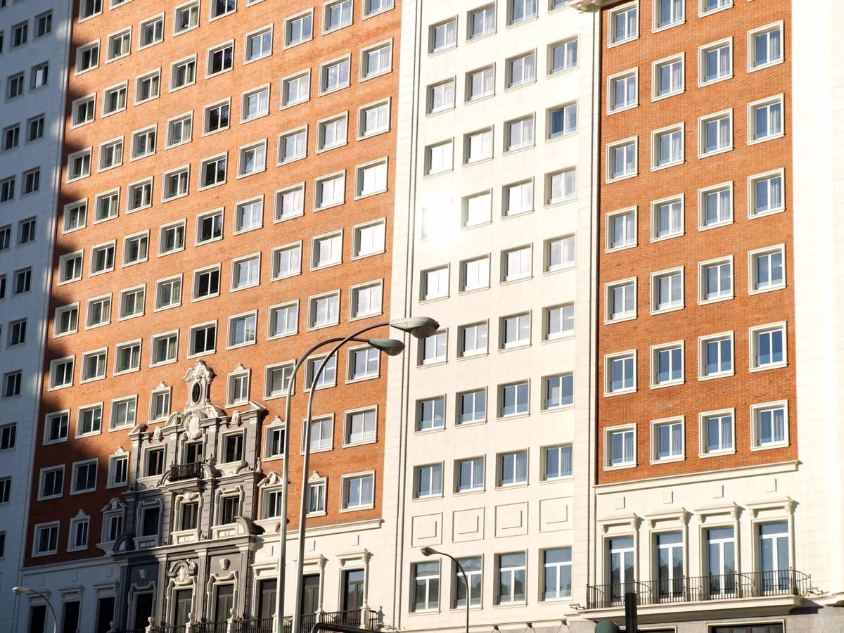 Fachadas históricas de edificios de viviendas en el centro de Madrid