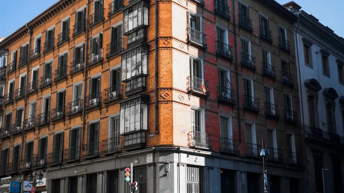 Edificio residencial de Madrid visto desde la esquina, con locales comerciales en la planta baja