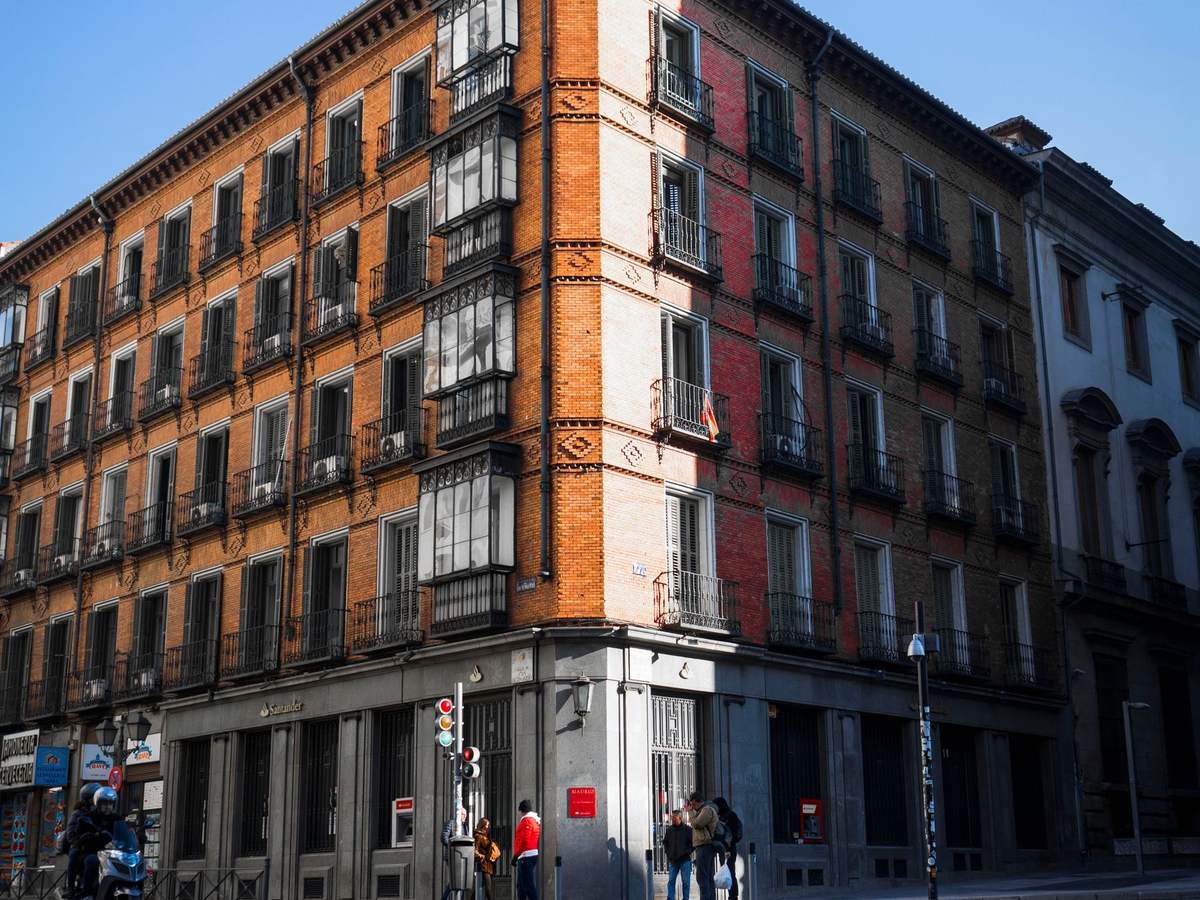 Edificio residencial de ladrillo en una esquina de Madrid
