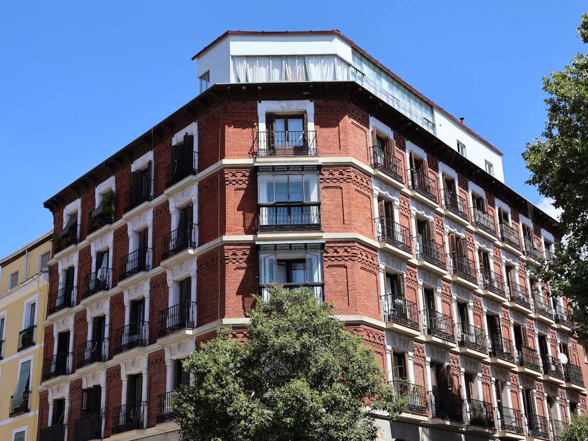 Edificio de viviendas de ladrillo rojo en una esquina de Madrid