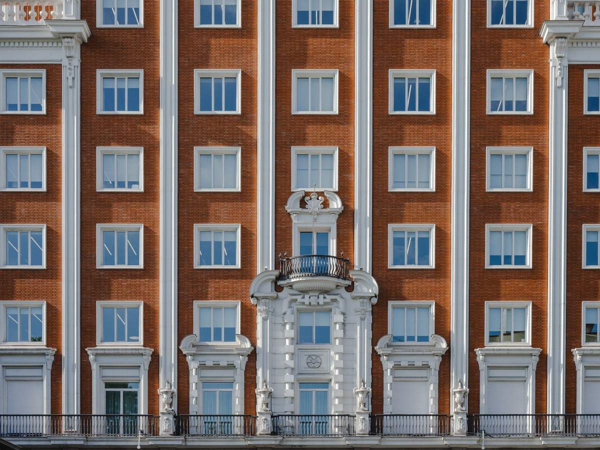 Fachada histórica de ladrillo con cornisas y molduras en el centro de Madrid