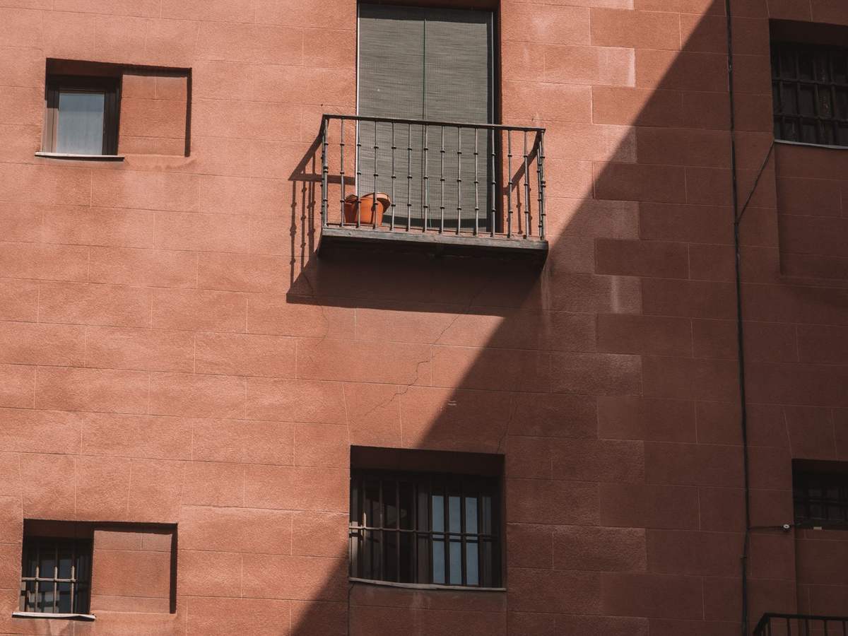 Bloque de viviendas de ladrillo visto con balcones, típico de los barrios de Madrid de los años sesenta a setenta