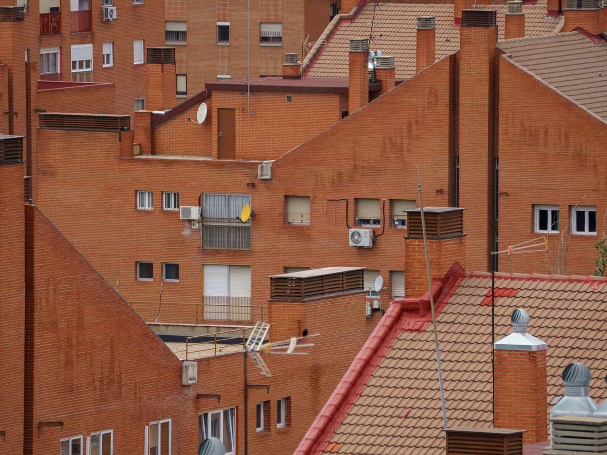 Tejados y fachadas de edificios residenciales de Madrid
